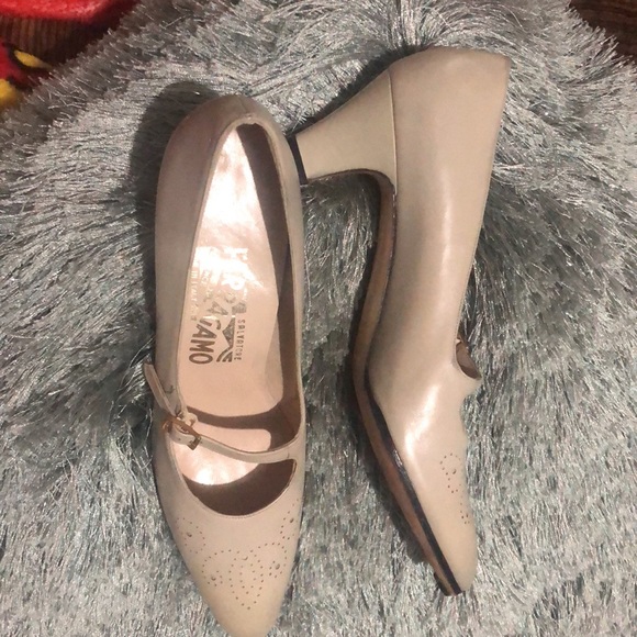 Authentic Salvatore Ferragamo Women's Ivory Leather Shoes Sz 7.5 AAAA - Picture 3 of 8